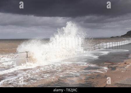Wellen auf Colwyn Bay Seawall in einem Sturm bei Flut Stockfoto