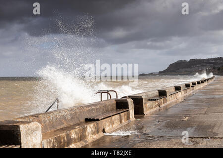 Wellen auf Colwyn Bay Seawall in einem Sturm bei Flut Stockfoto