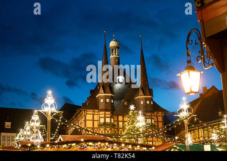 Rathaus Wernigerode Weihnachtsmarkt und Wohltäter Brunnen Lichter Stockfoto