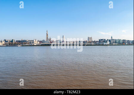 Belgien, Antwerpen - 15 Februar 2015: Stadtbild von Antwerpen ab Linkeroever gesehen Stockfoto