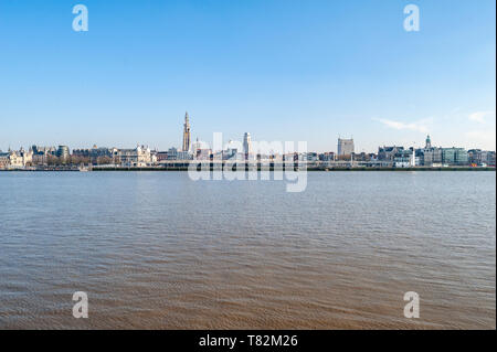 Belgien, Antwerpen - 15 Februar 2015: Stadtbild von Antwerpen ab Linkeroever gesehen Stockfoto