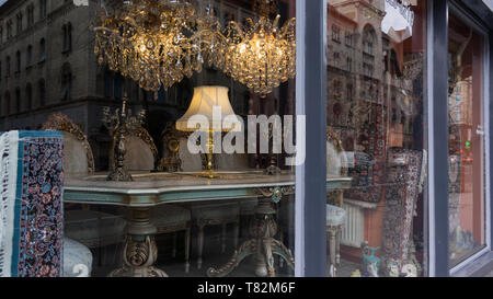 Stuhl und Tisch im barocken Stil in einem Schaufenster. Stockfoto