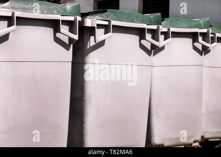 Große Müllcontainer, Papierkorb Müllcontainer und Behälter in Reihe stehen. Ordentlich verstaut Mülltonnen für separate Garbage collection bereit. Umweltfreundlich Stockfoto