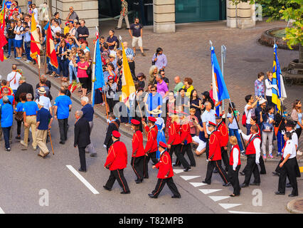 Zürich, Schweiz - 1 August 2016: die Teilnehmer der Parade zum Schweizer Nationalfeiertag gewidmet, die entlang Uraniastrasse Straße in der Stadt Z Stockfoto