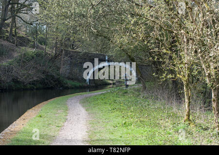 Radfahren entlang der Leeds Liverpool Canal Stockfoto