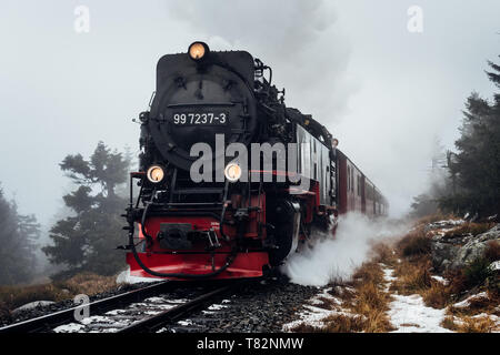 Historischen Dampfzug Kämpfe im Winter, auf den Berg im Nationalpark Harz Stockfoto