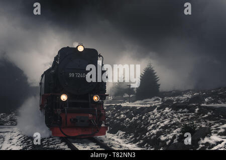 Historischen Dampfzug Kämpfe im Winter, auf den Berg im Nationalpark Harz Stockfoto