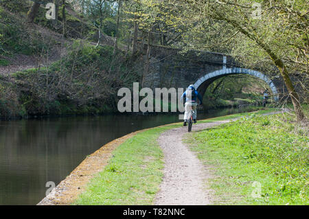 Radfahren entlang der Leeds Liverpool Canal Stockfoto