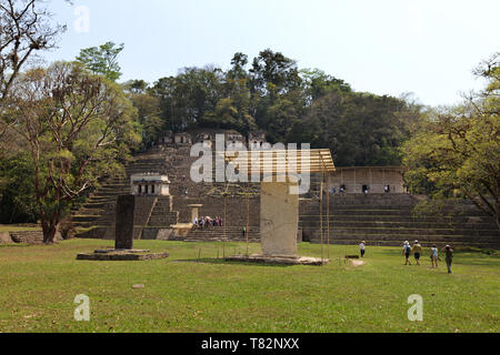 Mexiko Reisen - Touristen auf der großen Plaza zu Fuß auf dem Weg zur Akropolis, Bonampak alten Maya Website, Chiapas, Yucatan Mexiko Lateinamerika Stockfoto