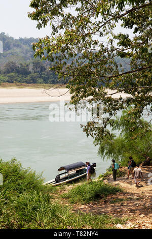 Rio Usumacinta Fluss, Guatemala - Touristen erhalten auf einem Boot im Norden Guatemalas über die Grenze nach Mexiko zu reisen; Guatemala Mittelamerika Stockfoto