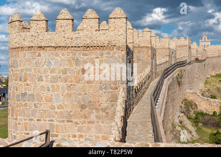 Die alte mittelalterliche Wand der alten Stadt von Avila, Spanien Stockfoto