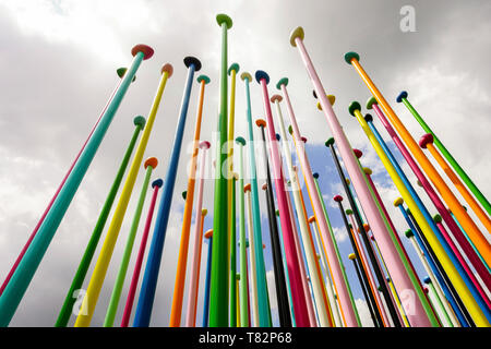 Bunte Skulptur Coloris, Leben in der Stadt, von Pascale Marthine Tayou, in der Stadt leben, neues Wohngebiet, in Mailand Stockfoto