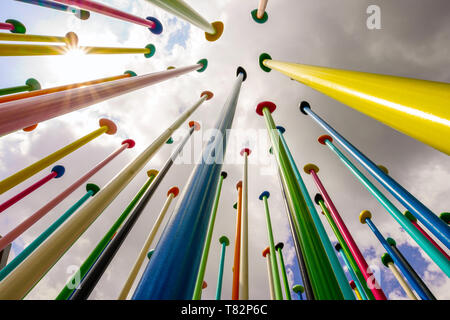 Bunte Skulptur Coloris, Leben in der Stadt, von Pascale Marthine Tayou, in der Stadt leben, neues Wohngebiet, in Mailand Stockfoto