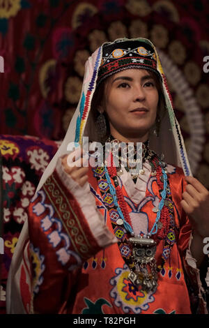 Junge usbekische Frau in der Stadt Jarkurgan in Surkhandarya oder Surxondaryo Region in Usbekistan mit traditionellen bestickten Kostümen im Surkhandarya-Stil Stockfoto