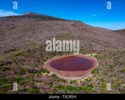 Crater Lake auf Sara Oreum Vulkankegel, der parasitären Kegel von hallasan Volacano in der Ferne sichtbar. Stockfoto