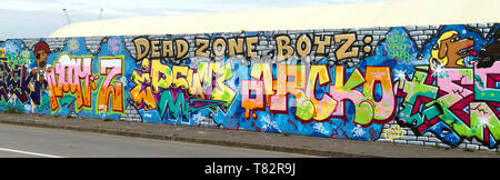 Tags und Graffiti an den Wänden in Brest, Finistère, Bretagne Stockfoto