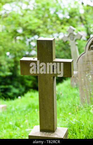 Ein altes Kreuz auf einem Friedhof in England. Stockfoto