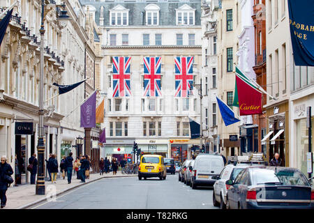 Union Jack Flaggen in die London Street hängen Stockfoto