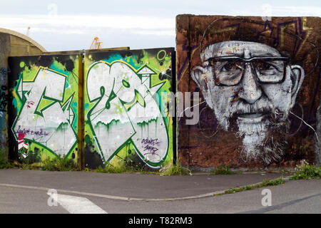Tags und Graffiti an den Wänden in Brest, Finistère, Bretagne Stockfoto