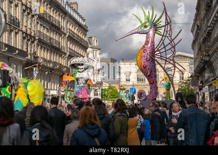 Lille, Frankreich - Mai 04,2019: Menschen in Karneval Kostüme auf der Eldorado Lille 3000 Parade. Stockfoto