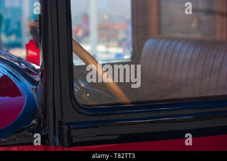 Der Innenraum eines Mitte in der Nähe des zwanzigsten Jahrhunderts Auto durch das Fenster Stockfoto