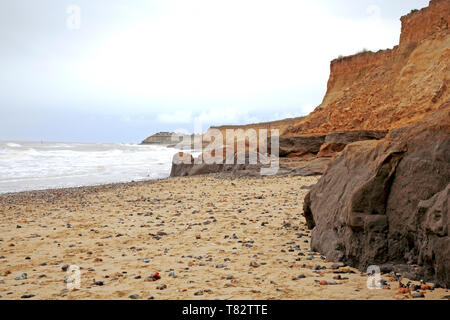 Ein Blick auf den Strand und die Klippen, die die Auswirkungen der Küste Erosion an der Küste von Norfolk auf Happisburgh, Norfolk, England, Vereinigtes Königreich, Europa. Stockfoto