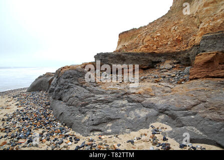 Küste erosion mit weichen Klippen von glazialen Sanden und Kiesen und einen Ton an Happisburgh, Norfolk, England, Vereinigtes Königreich, Europa. Stockfoto