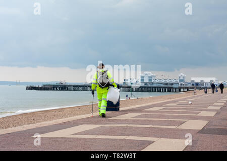 Eine sauberere hält den Bereich frei von Wurf im Clarence Esplanade, Fareham, Hampshire Stockfoto