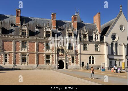 Frankreich, Loir et Cher, Tal der Loire, Weltkulturerbe der UNESCO, Blois, königliches Schloss von Blois, Louis XII Fassade des Schlosses und Reiterstandbild von Ludwig XII. Stockfoto