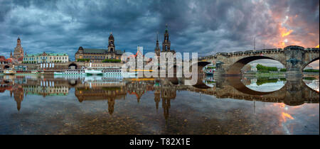 Dresden, Deutschland. Panoramablick auf das Stadtbild Bild von Dresden, Deutschland mit Reflexion der Stadt in der Elbe, während der dramatischen Sonnenuntergang. Stockfoto