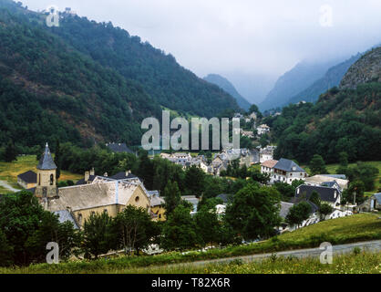 Die Stadt Gedre im Tal der Gave de Gavarnie. den Hohen Pyrenäen. Südwesten Frankreichs. Stockfoto