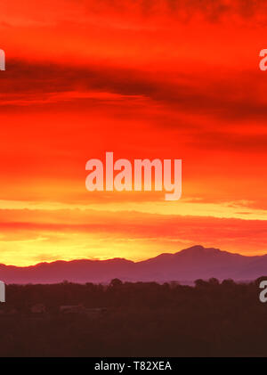 Sonnenaufgang über die baskische Gebiet der westlichen Pyrenäen. Stockfoto