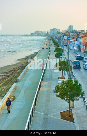 Larnaca, Zypern - Januar 24, 2019: Neue Meer und der Promenade in Larnaca Stockfoto