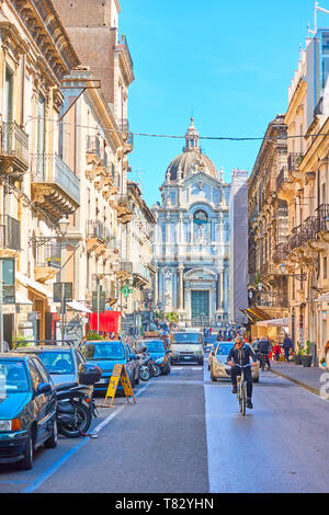 Catania, Italien - 16. März 2019: Giuseppe Garibaldi Street und St. Agatha Kathedrale von Catania in der seinem Ende Stockfoto