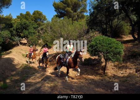 Frankreich, Var, Roquebrune-sur-Bereich neben Saint Raphael, Reiter Trekking im Massif de l'Esterel (Esterel Massif) Stockfoto