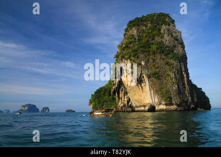 Einsam isoliert Kalkstein in einem tiefblauen Andaman See in der Nähe von Ao Nang, Krabi, Thailand Stockfoto