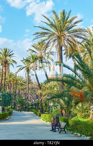 Palermo, Italien - 18. März, 2019: Die Menschen in der Villa Bonanno öffentlichen Garten in Palermo, Sizilien Stockfoto