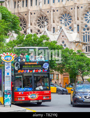 Barcelona, Spanien - 9. Juni: Hop on-Hop off-Bus in der Nähe der Sagrada Familia in Barcelona. Stockfoto