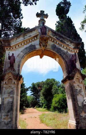 Frankreich, Alpes Maritimes, Lerins Inseln, Insel Saint Honorat, das Tor, das den Eingang der Abtei Immobilien Marken Stockfoto