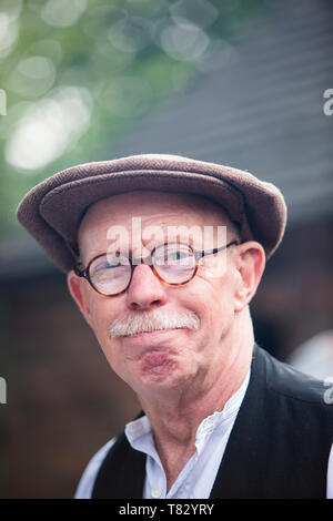 Nahaufnahmen von einem älteren Mann in flacher Kappe, isoliert im Black Country Living Museum, vierziger Jahre Wartime Event, Sommer. Stockfoto