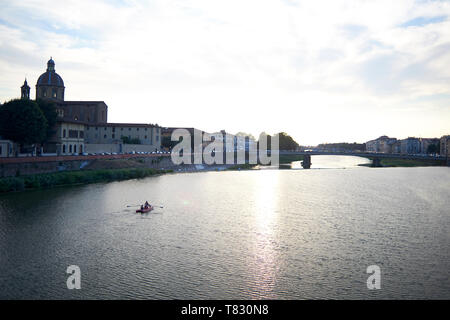 Schöne Postkarte Bild des Flusses und Architektur in der Stadt Florenz in Italien bei Sonnenuntergang Stockfoto