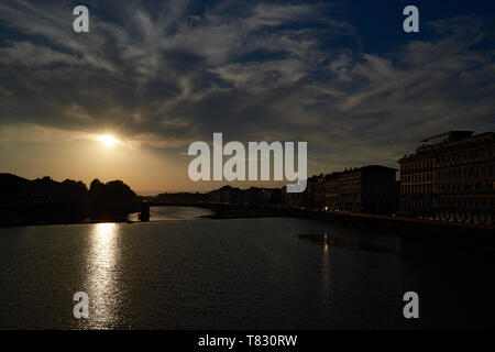 Schöne Postkarte Bild des Flusses und Architektur in der Stadt Florenz in Italien bei Sonnenuntergang Stockfoto