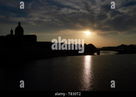 Schöne Postkarte Bild des Flusses und Architektur in der Stadt Florenz in Italien bei Sonnenuntergang Stockfoto