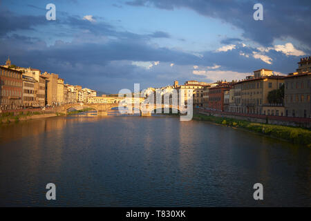 Schöne Postkarte Bild des Flusses und Architektur in der Stadt Florenz in Italien bei Sonnenuntergang Stockfoto