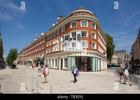 Amiens (Nordfrankreich): Gebäude in "Place Rene Becher" und "Rue des Trois Cailloux" Straße in der Innenstadt Stockfoto