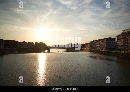 Schöne Postkarte Bild des Flusses und Architektur in der Stadt Florenz in Italien bei Sonnenuntergang Stockfoto