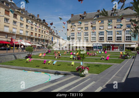 Amiens (Nordfrankreich): Gebäude in Òplace GambettaÓ Square, im Zentrum der Stadt, mit Liegewiese und Liegestühlen im Sommer Stockfoto