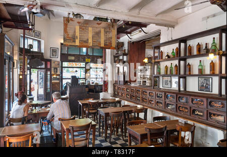 Innenraum eines traditionellen alten Cafe Bar auf der Plaza Dorrego, San Telmo, Buenos Aires, Argentinien Stockfoto