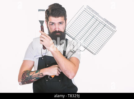 Bärtige hipster tragen Schürze für Grill. Rösten und Grillen. Tipps Kochen Fleisch. Tools für Braten im Freien. Wie wählen Sie Fleisch für Steak und Grill. Grill Menü. Picknick und Barbecue. Stockfoto