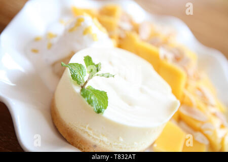 Käsekuchen mit Mango Stockfoto